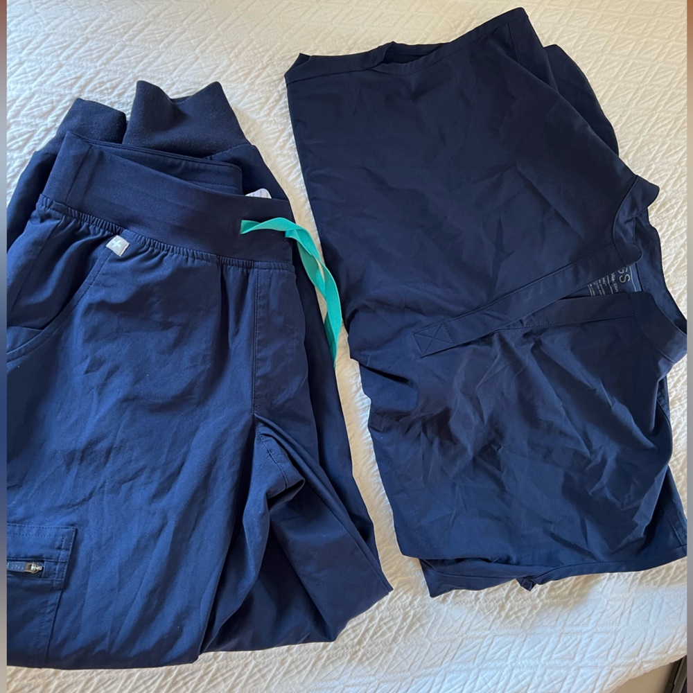 FIGS Technical Collection Scrub Set